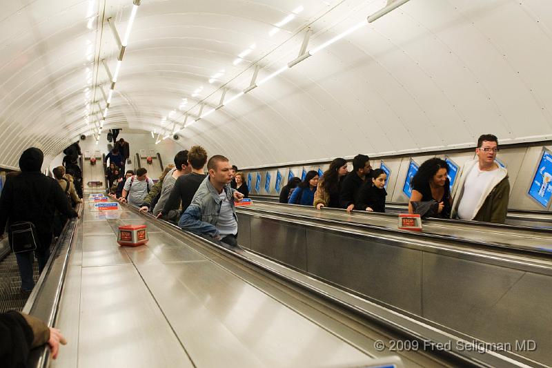 20090410_182714_D300 P1.jpg - London Underground